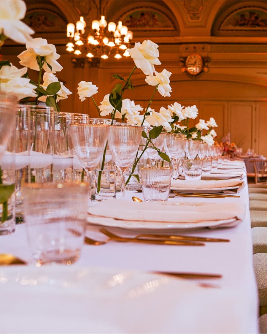 Weiße Rosen auf der festlichen Tafel