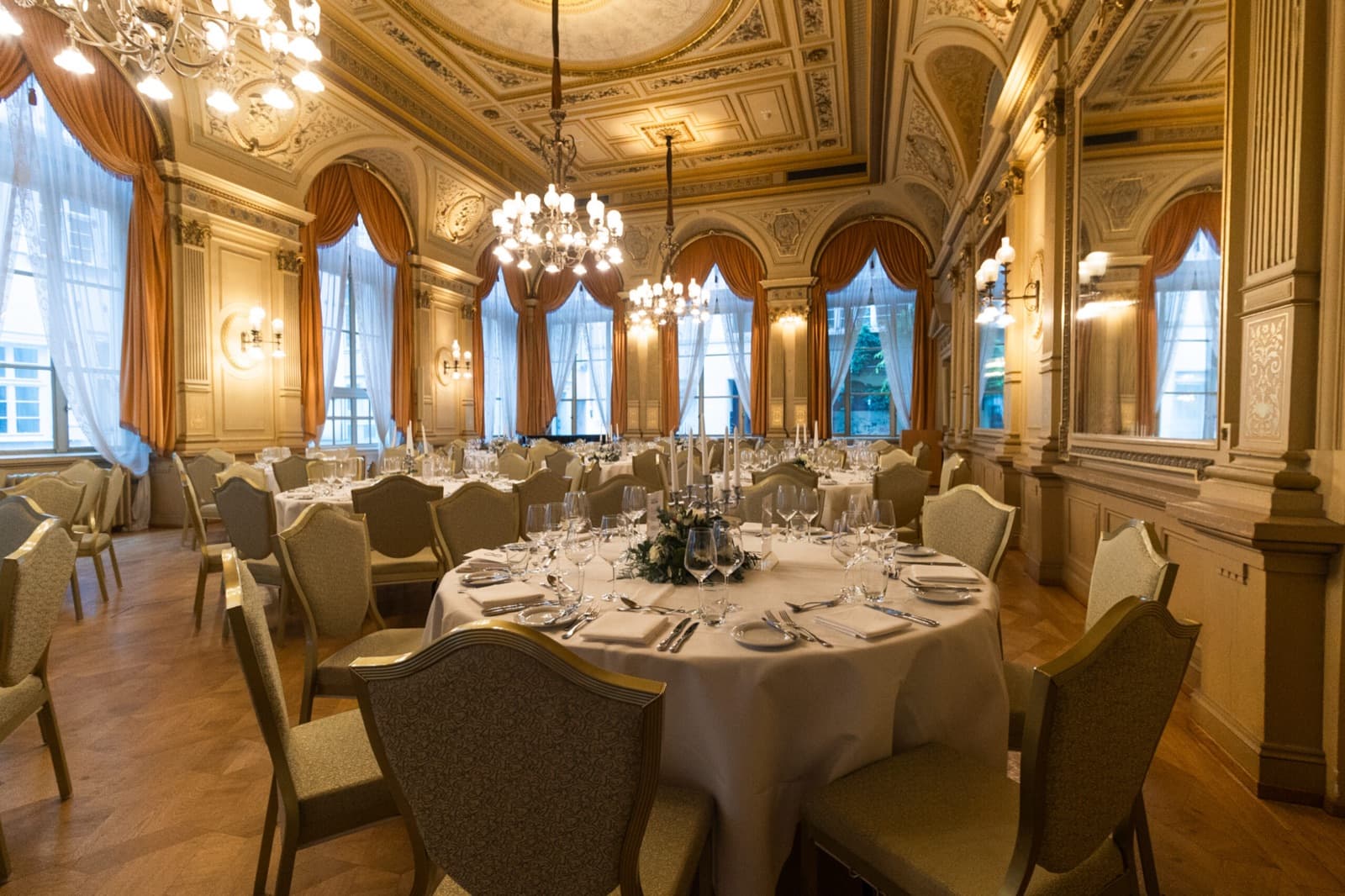 Galabestuhlung im Spiegelsaal am Abend