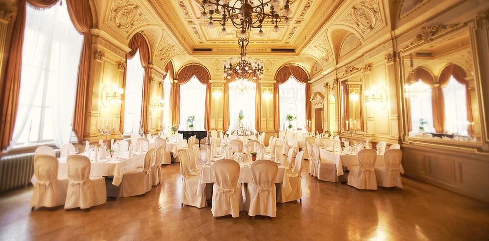 Der goldene Spiegelsaal festlich eingedeckt für eine private Feier