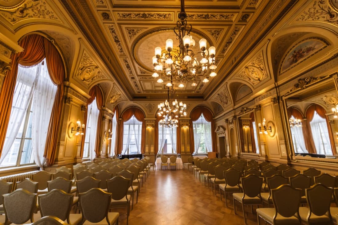 Der Spiegelsaal in Zeremonie-Bestuhlung mit Traustisch
