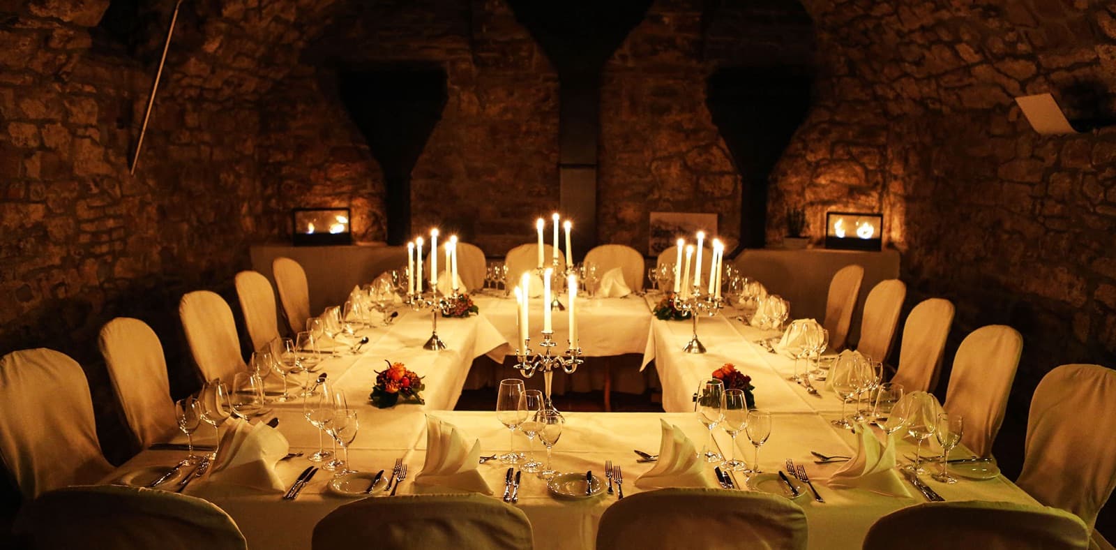Kerzenlicht-Dinner unter den Steinbögen des Gewölbekellers