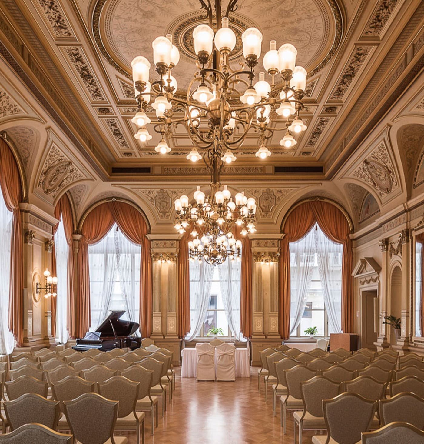 Der Spiegelsaal im Palais Prinz Carl, festlich eingedeckt
